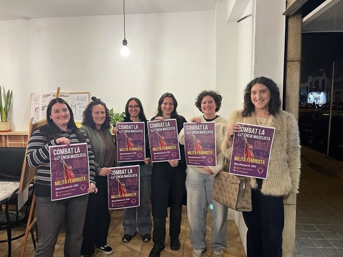 Miembros de la Coordinadora Transfeminista de Mallorca, con el cartel de la manifestación de este 25N.