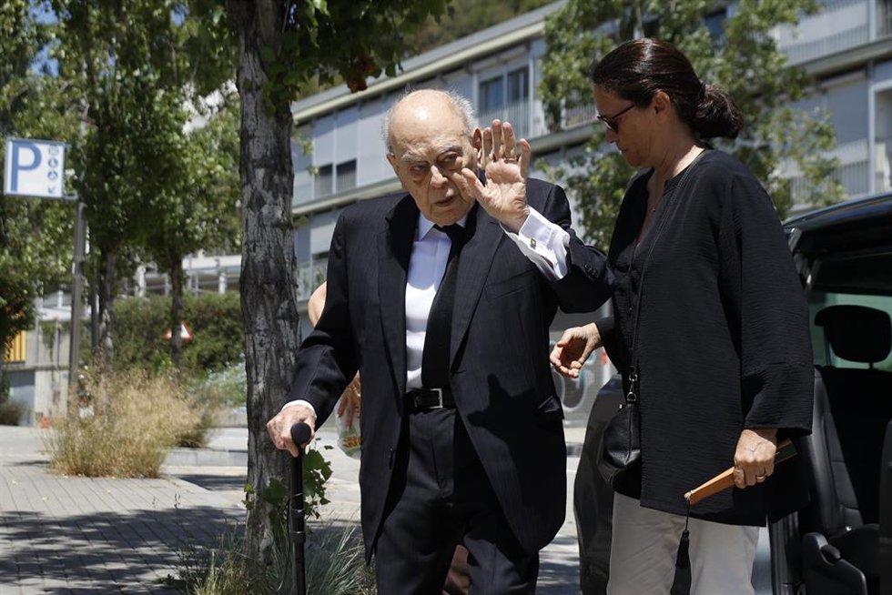 Archivo - Jordi Pujol, expresidente de la Generalitat de Catalunya, llega a la capilla ardiente de Marta Ferrusola, en el tanatorio de Sant Gervasi, a 9 de julio de 2024, en Barcelona.