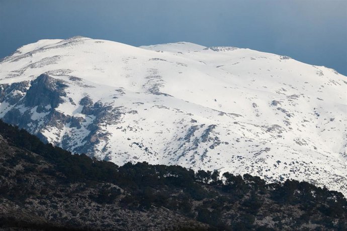 Archivo - Una montaña nevada, a 2 de marzo de 2023, en Selva, Mallorca, Baleares (España). 