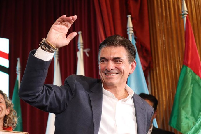 Archivo - 19 de outubro de 2025, La Paz, La Paz, Bolívia: O senador de centro-direita e candidato à presidência pelo Partido Democrata Cristão (PDC), Rodrigo Paz, comemora sua vitória preliminar no segundo turno das eleições presidenciais da Bolívia.