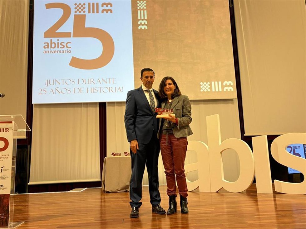 La consejera de Empleo, Empresa y Trabajo Autónomo, Rocío Blanco, en el 25 aniversario de la Asociación Baezana de Industrias, Servicios y Comercio.