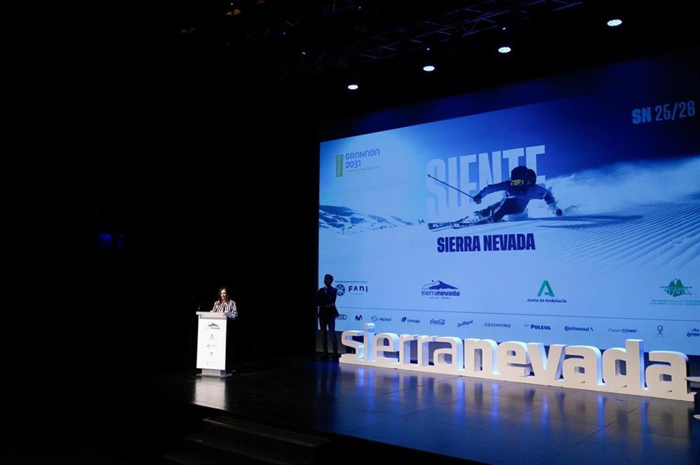 La consejera de Fomento, Vivienda y Ordenación del Territorio, y presidenta de Cetursa Sierra Nevada, Rocío Díaz, durante su intervención en la gala.