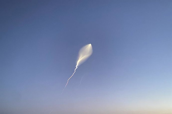 Archivo - June 18, 2025, Tehran, Iran: A missile is seen streaking across the sky, launched from Iranian territory toward Israel. Iran launched a wave of missiles, reportedly including a hypersonic projectile, toward Israel. Israel's military confirmed ac