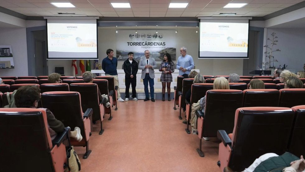 Cine fórum de salud mental organizado en el salón de actos del Hospital Universitario Torrecárdenas dentro de las actividades de Fical Social.