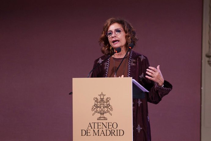 La vicepresidenta primera y ministra de Hacienda, María Jesús Montero, interviene durante la presentación de la revista 'Franco y los franquistas, 50 años después', en el Ateneo de Madrid, a 20 de noviembre de 2025, en Madrid (España). La presentación for