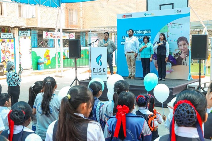 Viceministra de Hidrocarburos, Iris Cárdenas, encabezó la ceremonia de reconocimiento al colegio Nro. 860 que cuenta con servicio de gas natural mediante el programa Bonogas.