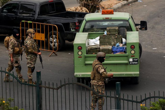 Archivo - August 29, 2025, Beirut, Beirut, Lebanon: Lebanese army soldiers secure the area as a truck loaded with ammunition boxes handed by Palestinian factions leave the premises of Palestinian refugee camp of Burj al-Barajneh in Beirut. Palestinian fac