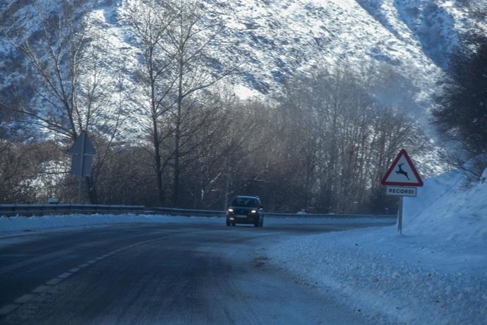 Archivo - Un coche circula por una carretera con nieve en Esterri d’Àneu, Lleida, Catalunya (España).