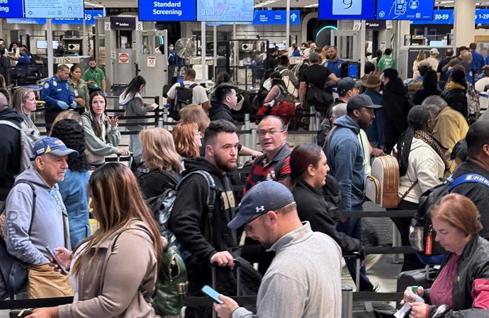 Colas de pasajeros en el aeropuerto internacional de Orlando, en Florida