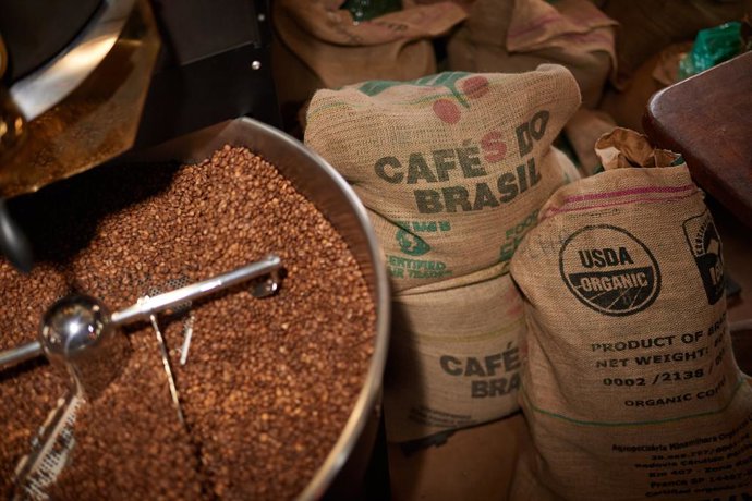 Archivo - Granos de café arábica tostados y preparados para la exportación en una finca de la región de Alta Mogiana, en Brasil