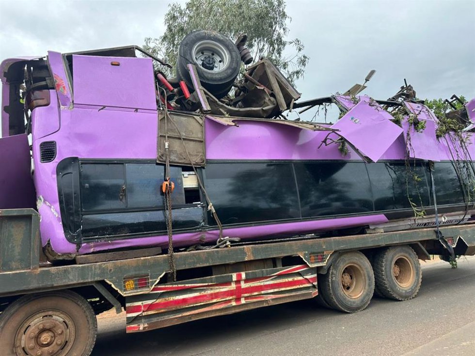 Un camión traslada un autobús siniestrado en la provincia de Kampong Thom, en Camboya. 