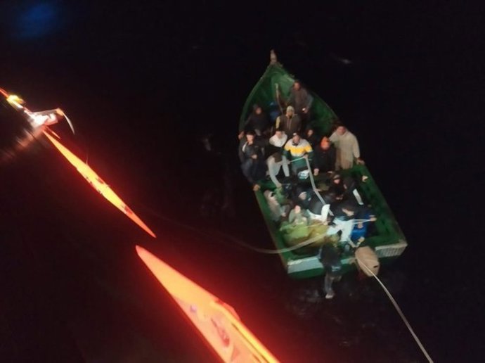 Patera a la deriva rescatada por Salvamento Marítimo en aguas de Gran Canaria