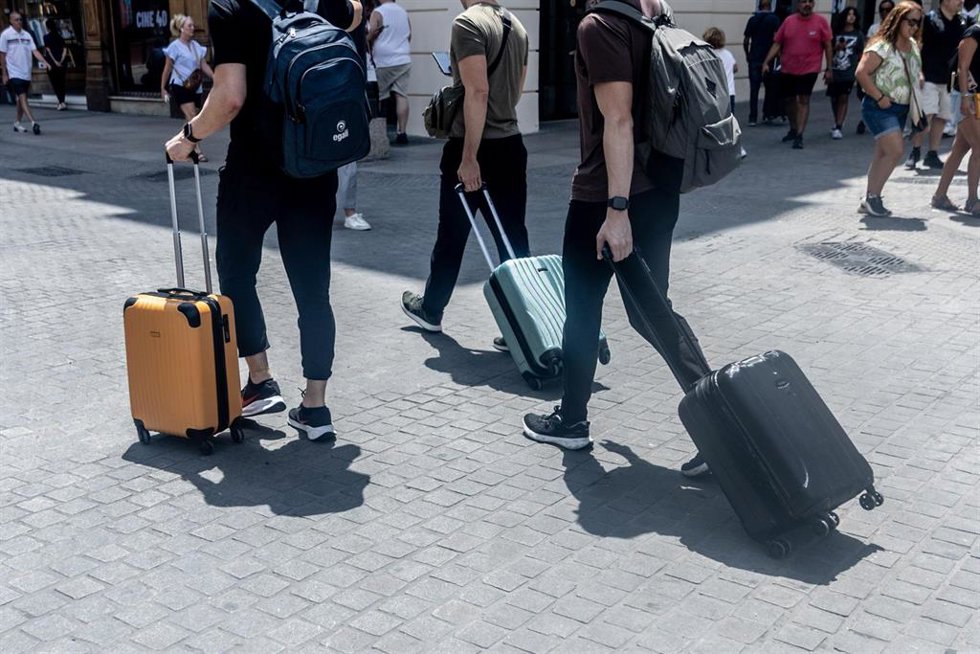 Archivo - Turistas con maletas, a 1 de julio de 2025, en Madrid (España).