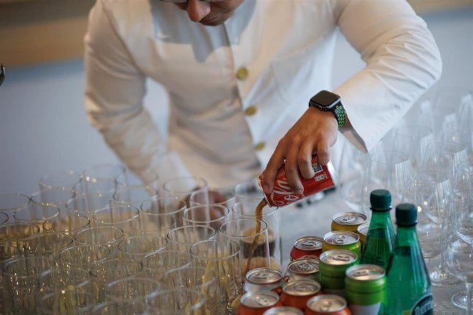 Archivo - Un camarero sirve un refresco.