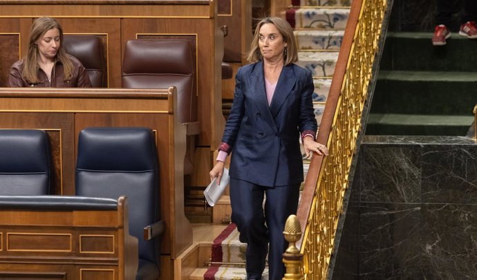 La vicesecretaria de regeneración institucional del Partido Popular, y Cuca Gamarra (d), y la portavoz del PP en el Congreso, Ester Muñoz, durante el pleno del Congreso de los Diputados.