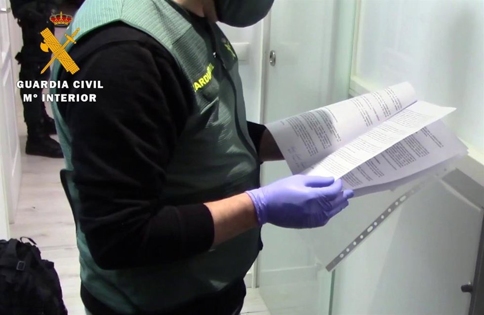 Un agente de la Guardia Civil revisa documentación.