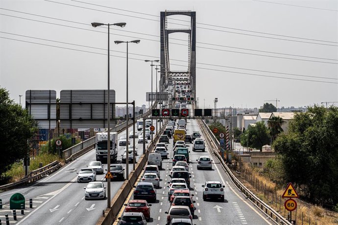 Archivo - Vistas del puente del Centenario. Imagen de archivo.