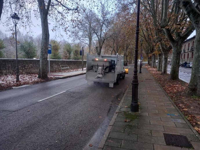 Un camión repartiendo fundentes por las calles de Burgos.