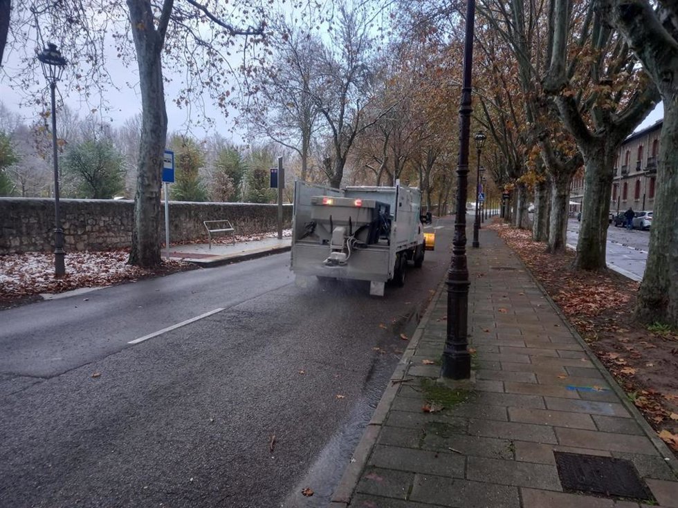 Un camión repartiendo fundentes por las calles de Burgos.