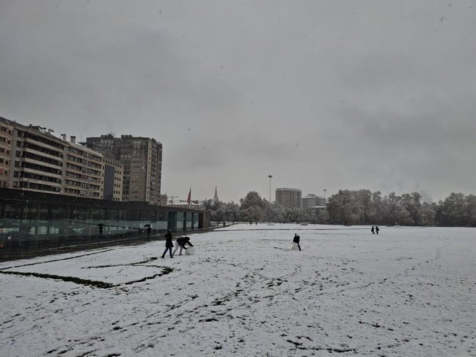 La nieve ha llegado este viernes a Pamplona, con una nevada que ha comenzado de madrugada y que ha sido intensa a primera hora, pero que no ha causado incidencias reseñables. En la imagen, nieve en la Vuelta del Castillo.