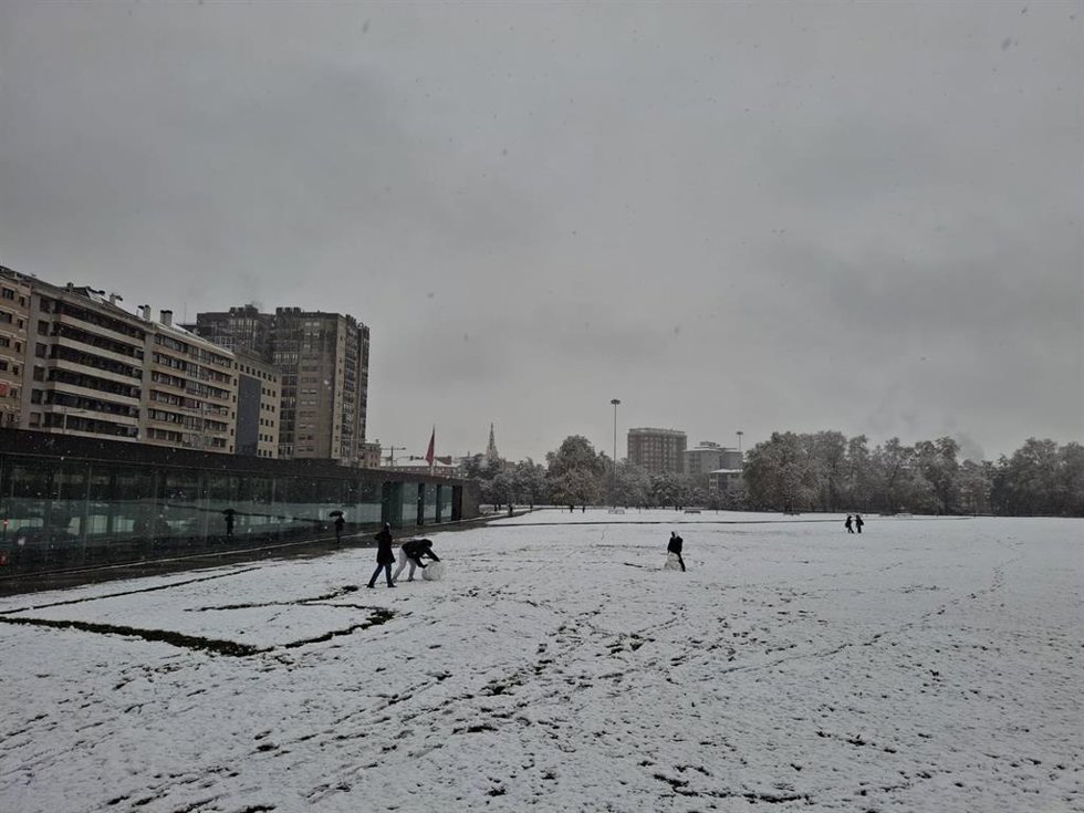 La nieve ha llegado este viernes a Pamplona, con una nevada que ha comenzado de madrugada y que ha sido intensa a primera hora, pero que no ha causado incidencias reseñables. En la imagen, nieve en la Vuelta del Castillo.
