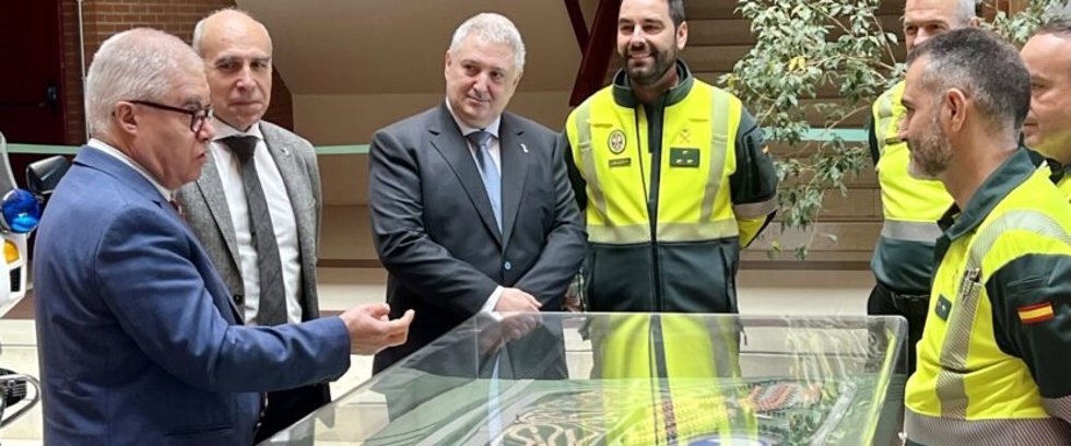 El rector de la UEx, Pedro M. Fernández Salguero, visita la Escuela de Tráfico de la Guardia Civil en Mérida