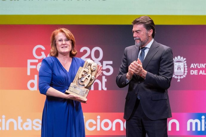 María José Molina, primera mujer que logra el premio José Ángel Guirao de Festers d'Alacant por su trayectoria
