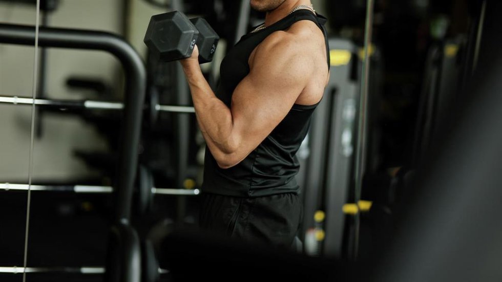 Archivo - Una hombre entrenando en un gimnasio.