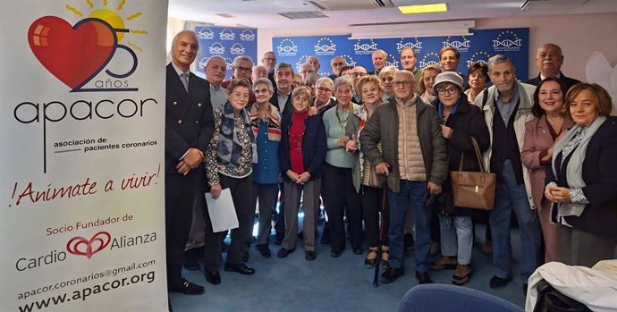 El Dr. de la Peña con la nueva junta y socios de Apacor