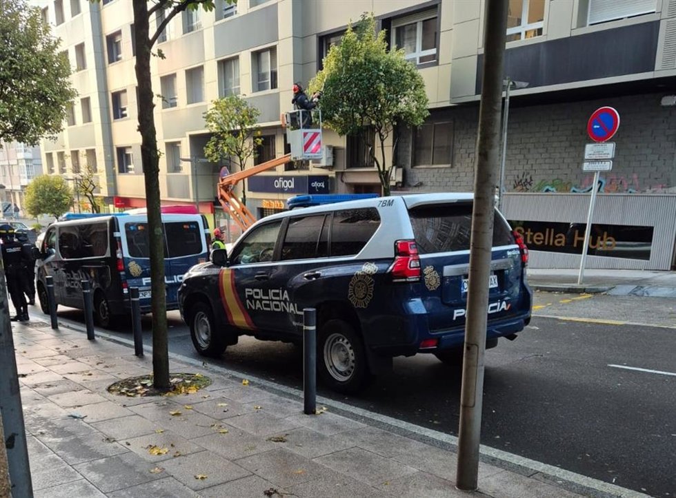 Agentes participan en una operación policial en el pub Stilo de Santiago de Compostela