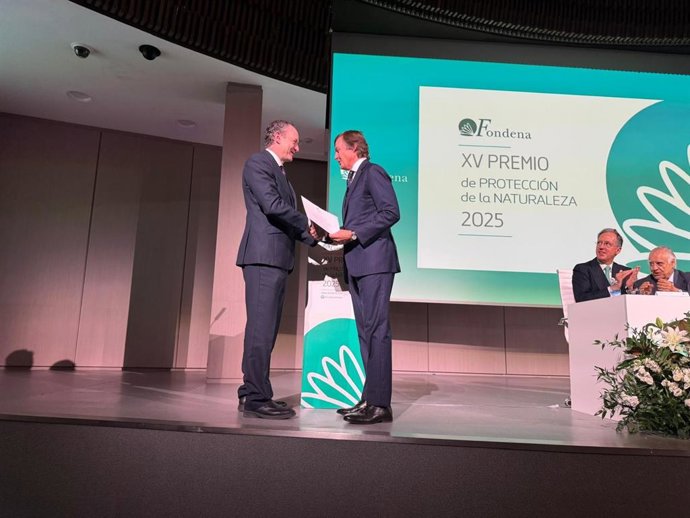 El director general de Política Forestal y Biodiversidad, Juan Ramón Pérez Valenzuela, recoge el premio otorgado por la Fundación Fondena.