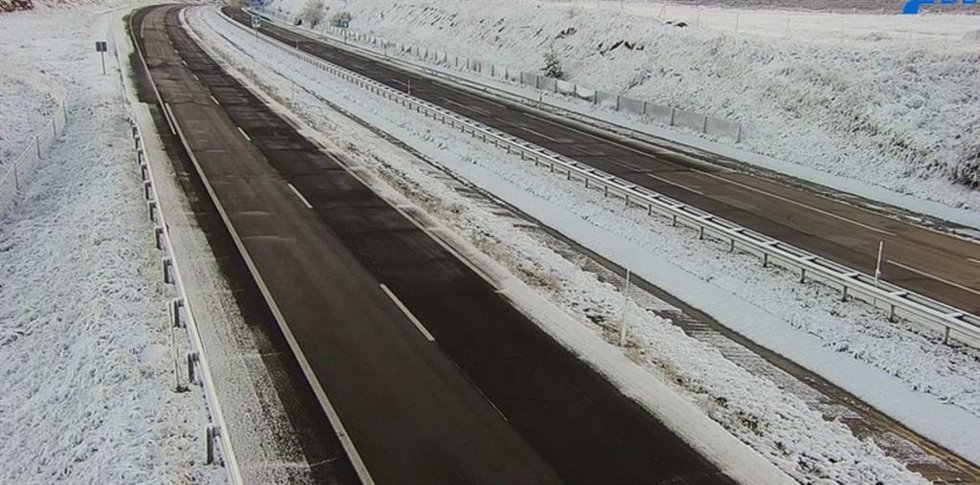 La autovía A-67 discurre entre la nieve a la altura de Aguilar de Campoo (Palencia).