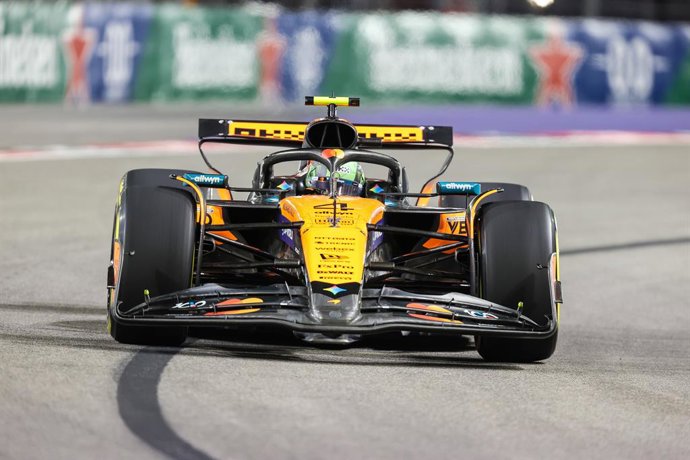 19 November 2025, US, Las Vegas: British Formula One driver Lando Norris of team McLaren, drives during the first practice session of the Formula One Las Vegas Grand Prix Photo: Christopher Trim/CSM via ZUMA Press Wire/dpa