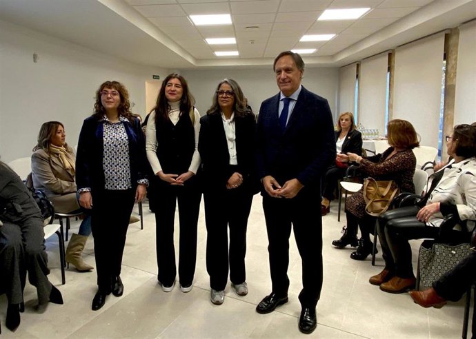 El alcalde de Salamanca, Carlos García Carbayo, junto a la presidenta de la Asociación de Empresarias de Salamanca (Aesal), Elena Borrego (segunda por la derecha) y la concejala de Familia e Igualdad, Myriam Rodríguez (tercera por la derecha).