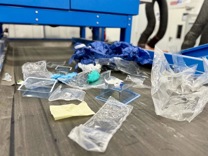 Un proyecto apuesta por la sostenibilidad hospitalaria dando una segunda vida a los residuos plásticos
