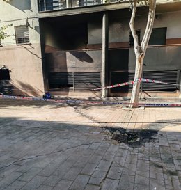 Entrada de garaje afectado por un incendio en Puerto Real, con vecinos desalojados.