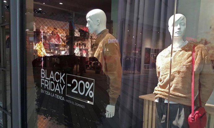 Escaparate de un comercio anunciando promociones y rebajas por Black Friday.