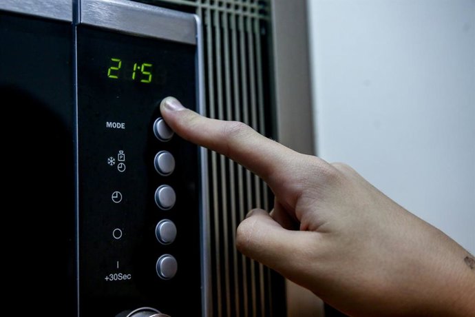 Archivo - Arquivo - Um relógio na tela de um forno de micro-ondas em 27 de outubro de 2021, em Madri (Espanha). No próximo domingo, 31 de outubro, o relógio será atrasado em uma hora para se adaptar ao horário de inverno. Especificamente, às 3h da manhã, 
