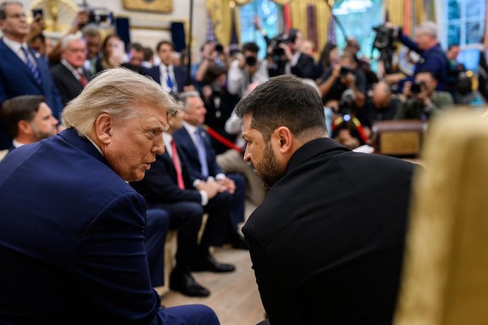 Archivo - 18 de agosto de 2025, Washington, Distrito de Columbia, EUA: O presidente Donald Trump participa de uma reunião bilateral com o presidente Volodymyr Zelenskyy da Ucrânia, segunda-feira, 18 de agosto de 2025, no Salão Oval.