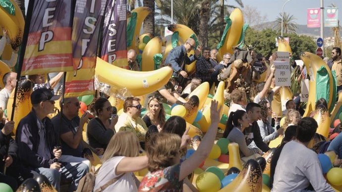 Protesta con plátanos hinchables para la equiparación del plus de insularidad con Canarias.