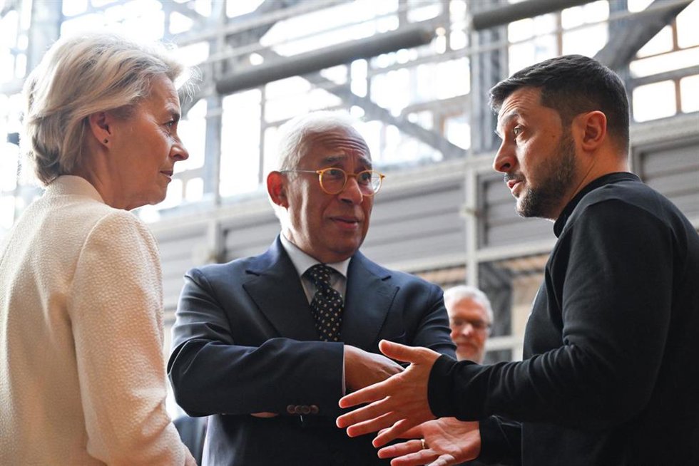 Archivo - Los presidentes del Consejo Europeo, António Costa, y de la Comisión Europea, Ursula von der Leyen, escuchan al presidente de Ucrania, Volodimir Zelenski, a su llegada a una cumbre de líderes de la UE en Bruselas.