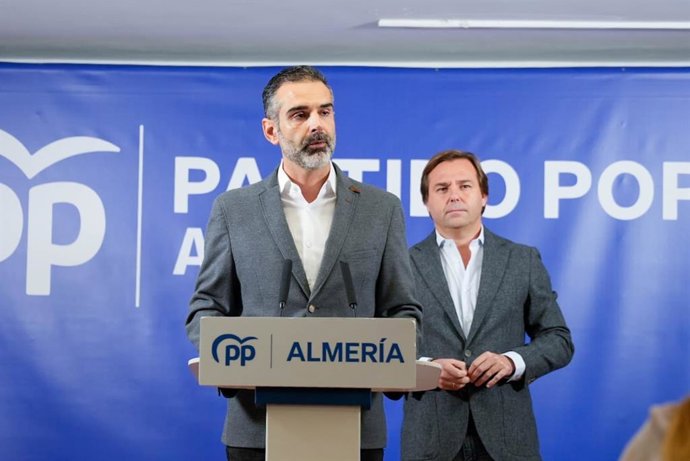 El nuevo presidente del PP de Almería, Ramón Fernández-Pacheco, el secretario general del PP-A, Antonio Repullo, comparecen ante los medios.