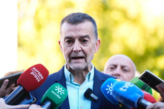 El coordinador federal de IU, Antonio Maíllo, atiende a los medios en Sevilla.