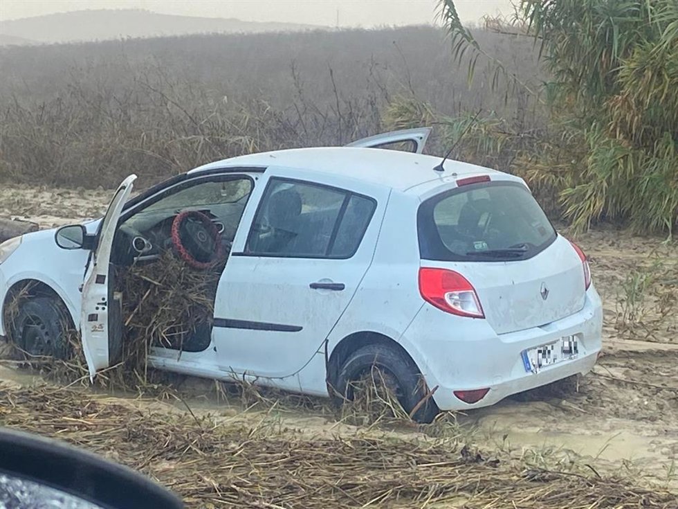 Coche en el que iban las tres personas atrapadas tras ser arrastrado por la fuerte corriente de agua causada por el desbordamiento del Arroyo de las Veredas de Montoro (Córdoba), debido a las fuertes lluvias de la borrasca Claudia.