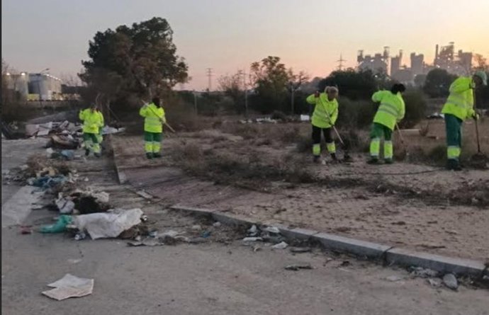 Labores de retirada de vertidos en los parques empresariales de Alcalá de Guadaíra (Sevilla).