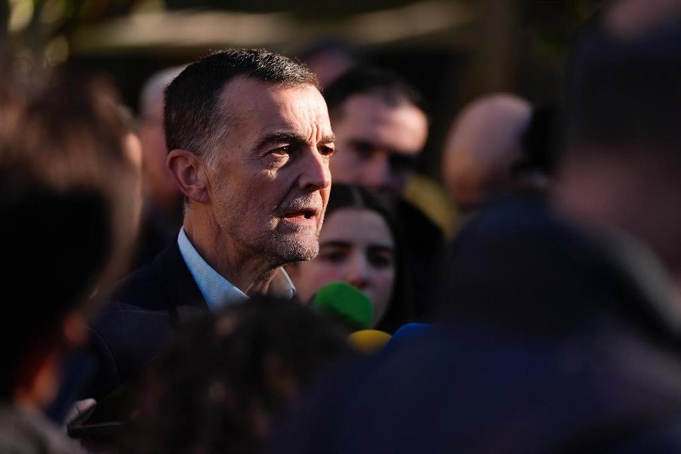 El coordinador federal de Izquierda Unida, Antonio Maíllo, este viernes en declaraciones a los medios en Sevilla.