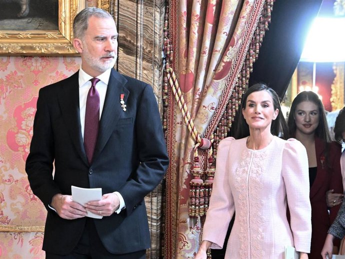 El Rey Felipe, la Reina Letizia y la Princesa Leonor durante la recepción celebrada tras la imposición del Toisón de Oro en el Palacio Real