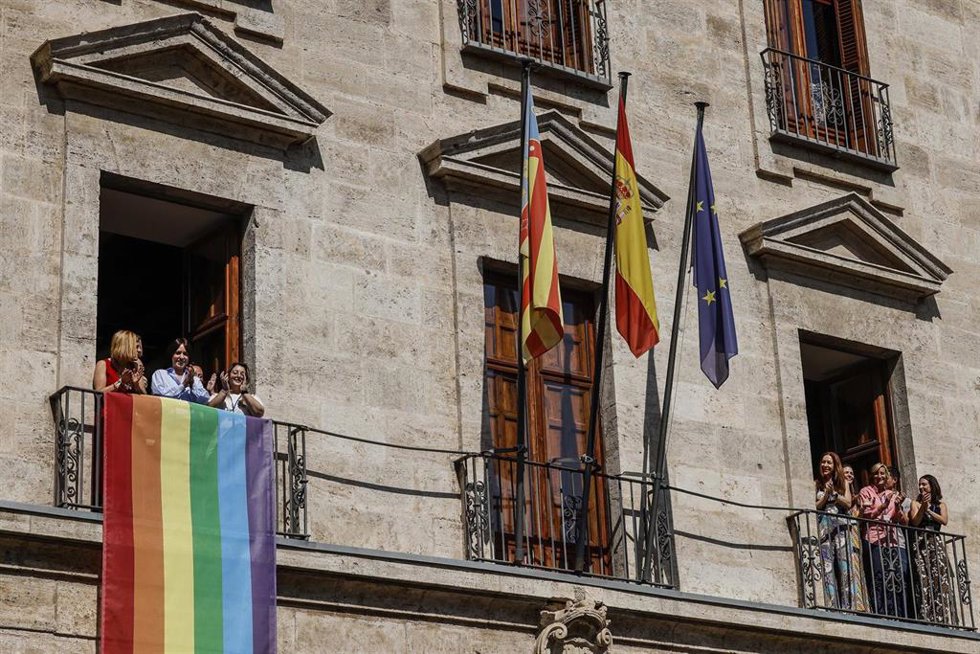 Archivo - La delegada del Gobierno en la Comunidad Valenciana, Pilar Bernabé (i), y la secretaria general del PSPV-PSOE y ministra de Ciencia, Innovación y Universidades, Diana Morant (2i), despliegan la bandera LGTBI en la sede de la Delegación del Gob