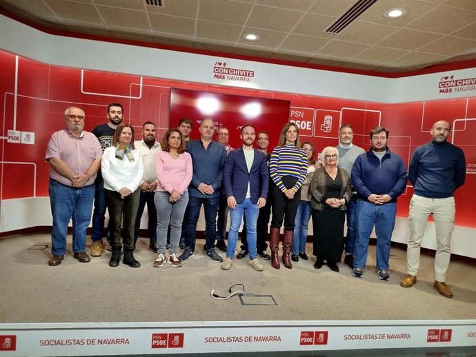 Sagardoy, junto a otros representantes del PSN en la Comarca de Pamplona