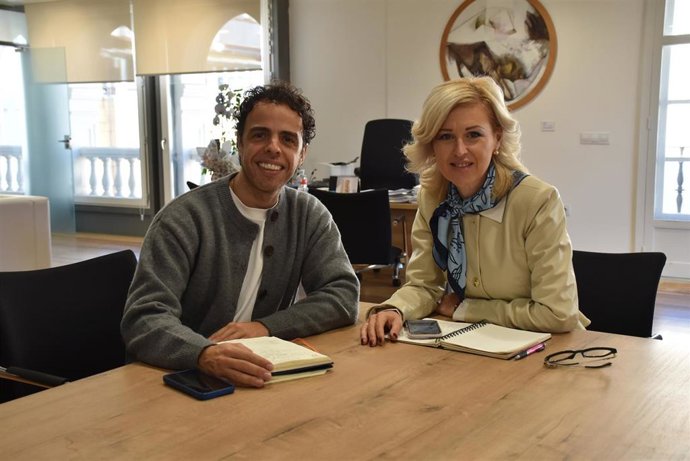 La delegada de la Junta, Marian López, mantuvo una reunión con el director del festival, Javier Muga.